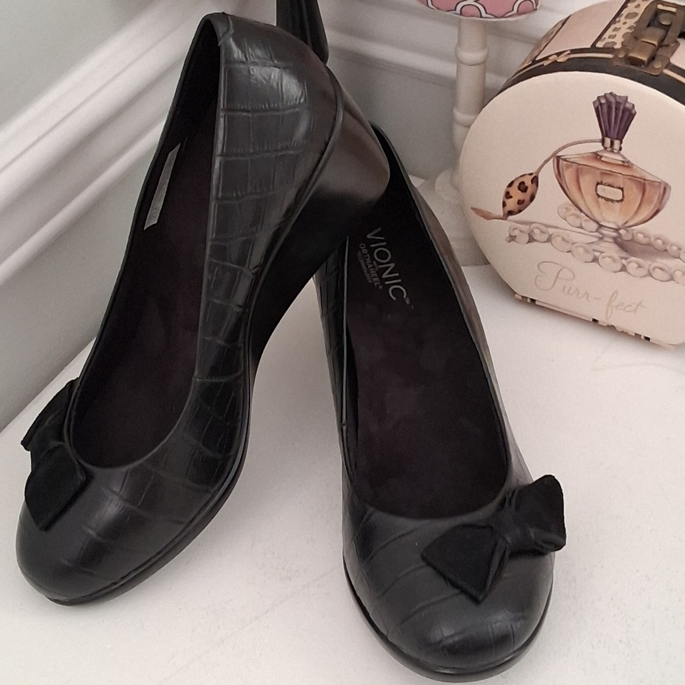 Vionic Black Crocodile Pattern Slip On Wedges W Bow Sz 10M NWOB